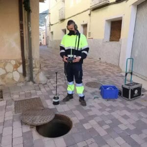 Operador buscando fugas de agua con DXmic